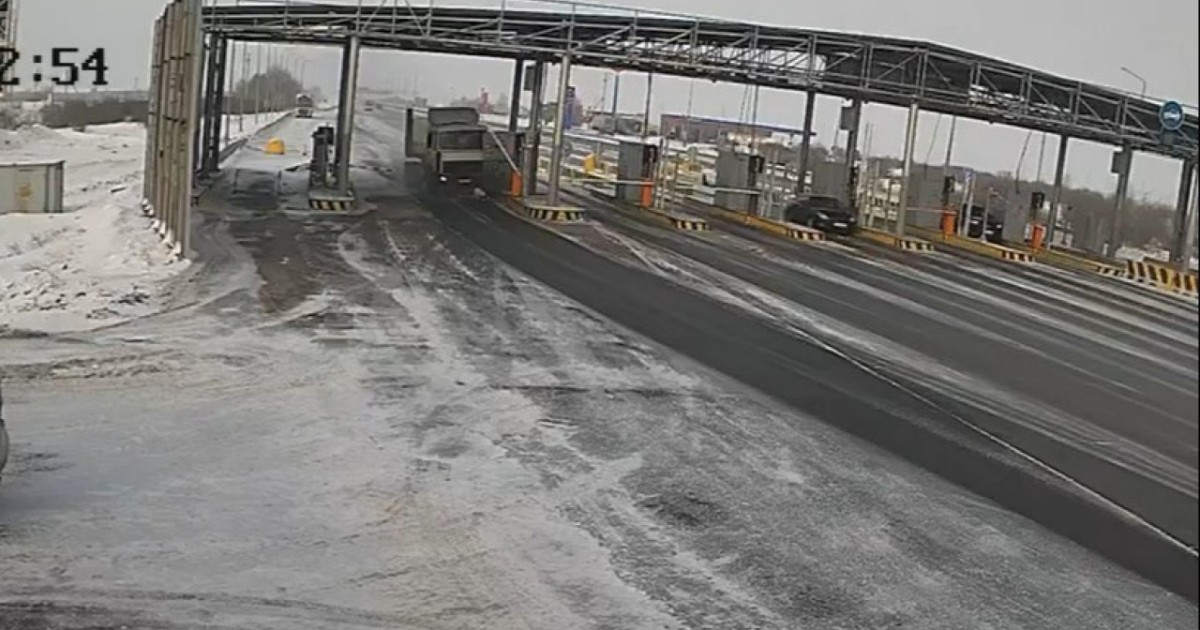 Астанада тежегіші істемеген жүк көлігі ақылы жолдың төлем терминалын қиратты