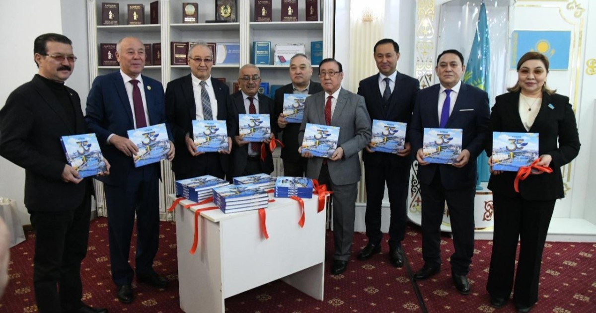 Astana aqshamy және «Вечерняя Астана» газеттерінің 35 жылдығына арналған кітаптың тұсаукесері өтті