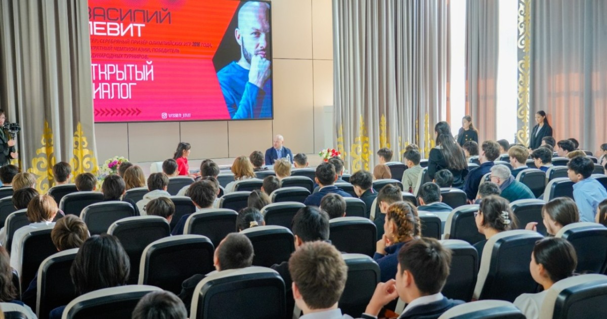 Танымал боксшы Василий Левит елордалық оқушылармен кездесті