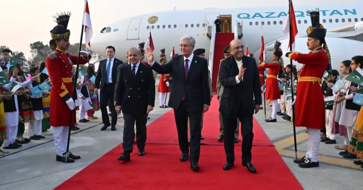 Қасым-Жомарт Тоқаевты Исламабад әуежайында Пәкістанның Президенті қарсы алды