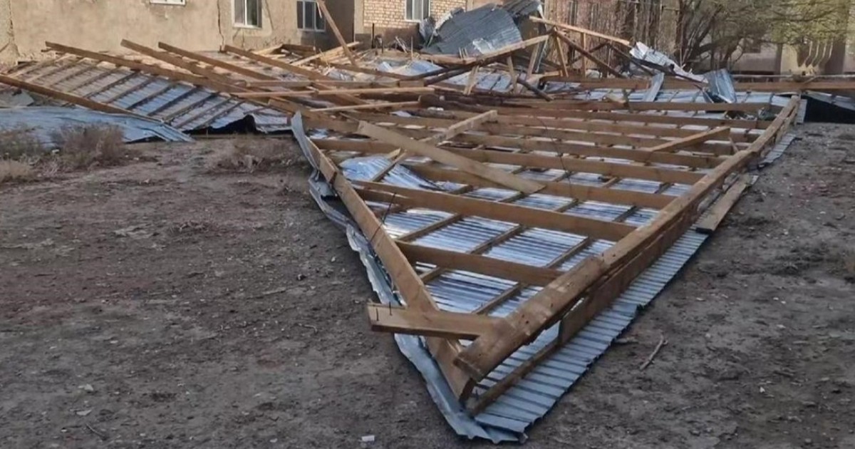 Жаңатас қаласында қатты желдің салдарынан бірқатар нысанға зақым келді