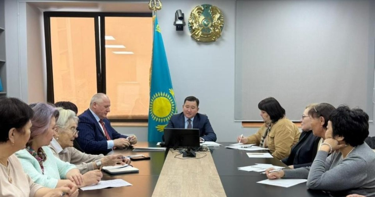 Елордалық білім саласының ардагерлері Қазақстан Конституциясына енгізілетін өзгерістерді талқылады