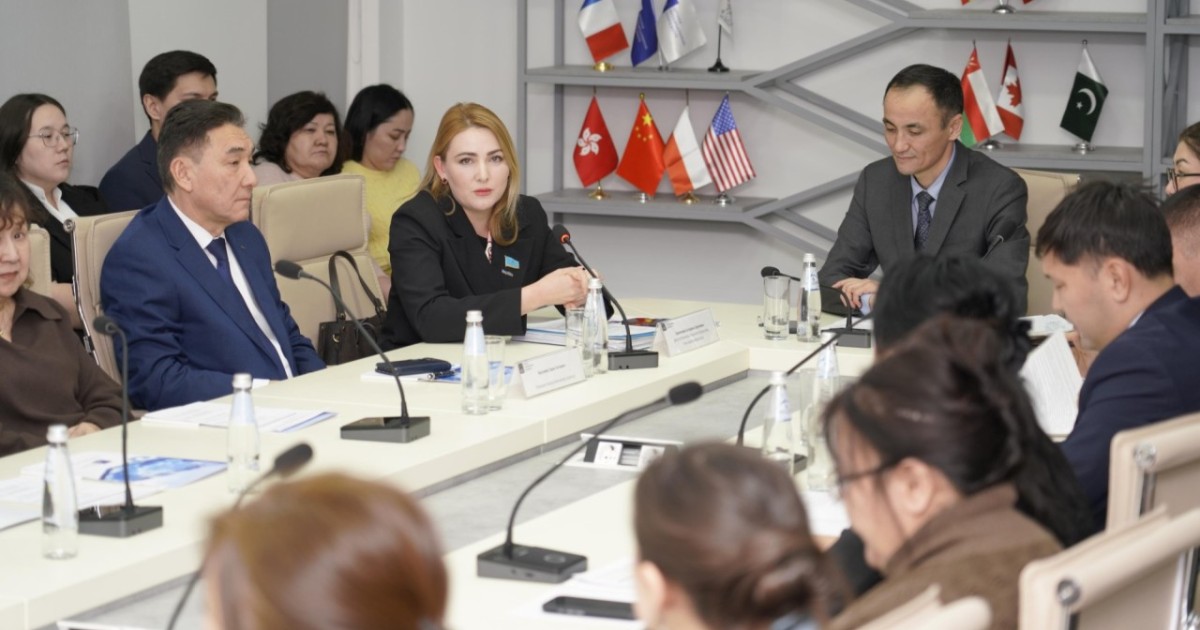 Астанада Мәжіліс депутаттары оқытушылармен жаңа Конституция жобасын талқылады