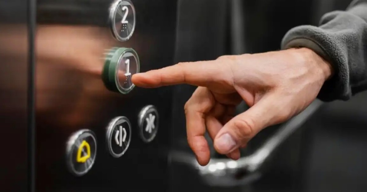 Астанада лифт ішінде қалып қойған екі жасөспірім құтқарылды