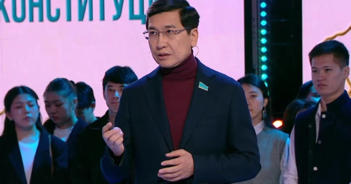 Асхат Аймағамбетов: Жаңа Конституция мұғалім айлығының азаймайтынына кепіл болады