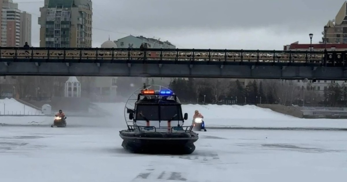 Астанада полицейлер мұз үстіндегі балықшыны құтқарды
