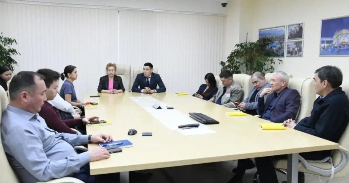 Астанада сауда ойын-сауық орталығында жаңа Конституция жобасы бойынша кездесу өтті