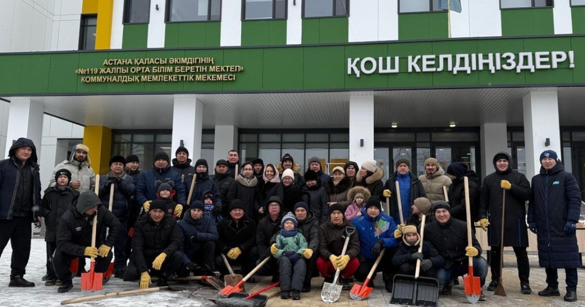 Елордадағы №119 мектепте 50-ден астам әке балаларымен бірге ауланы қардан тазалады