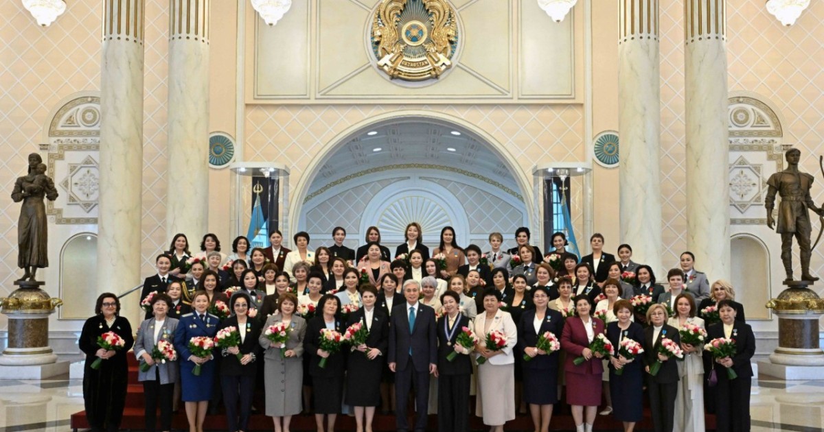 Президент қатысқан салтанатты шарада түрлі салада жетістікке жеткен әйелдер марапатталды