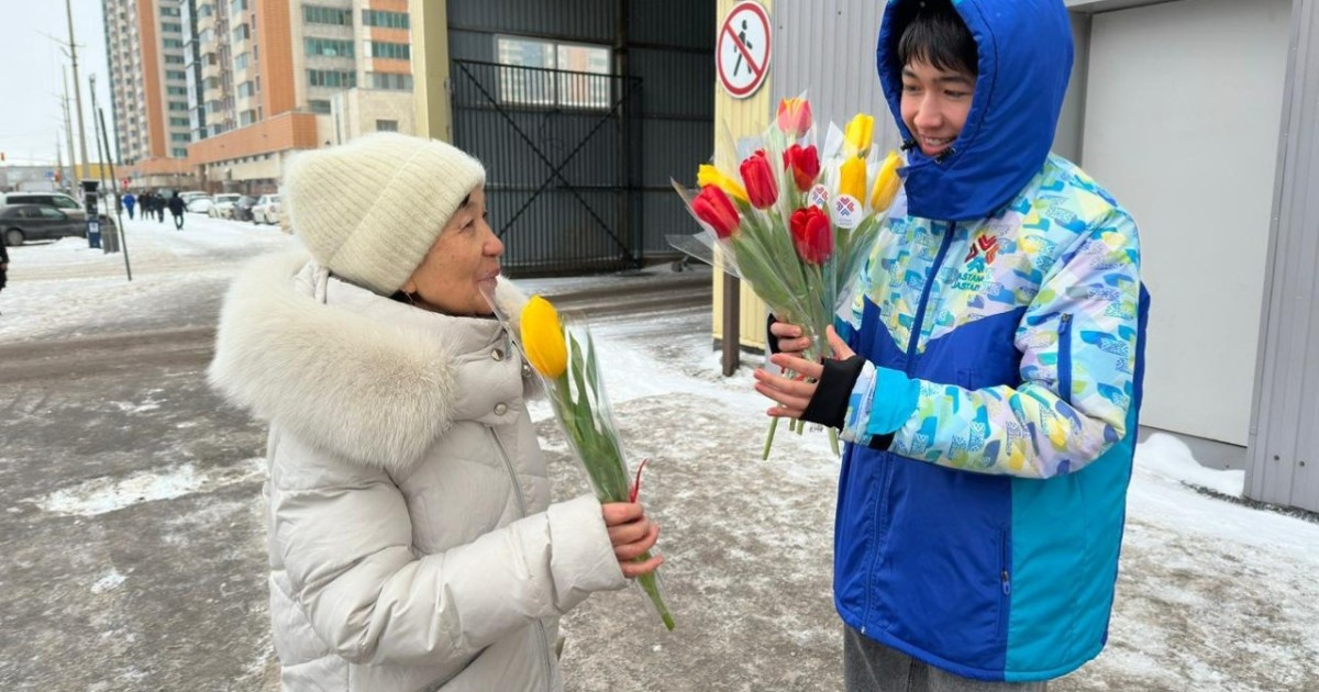 Еріктілер астаналық аруларға гүл шоқтарын сыйлады