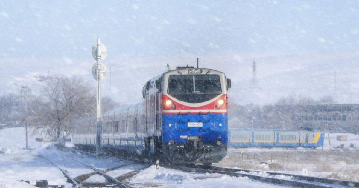 Ақтөбе облысында жолдың жабылуына байланысты 540 жолаушы пойызбен жеткізілді