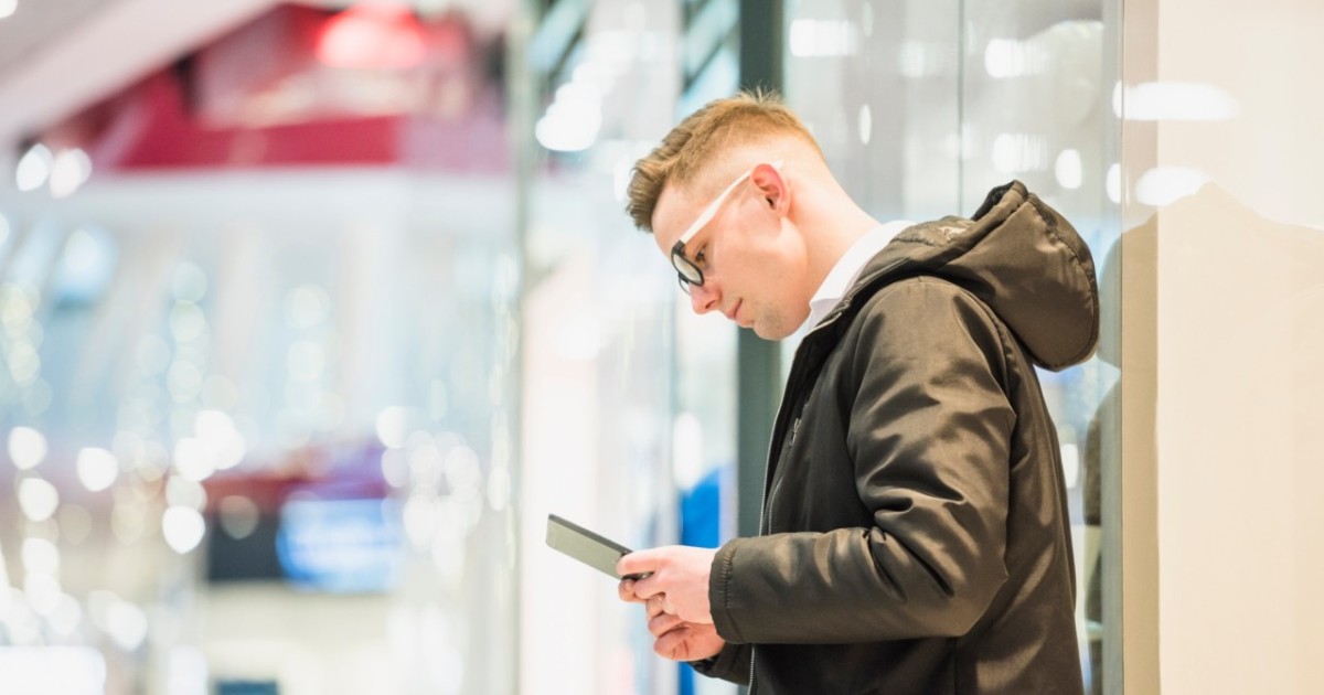 Ақтөбеде сатушы ер адамды 10 миллион теңгесін алаяқтарға аударудан сақтап қалды