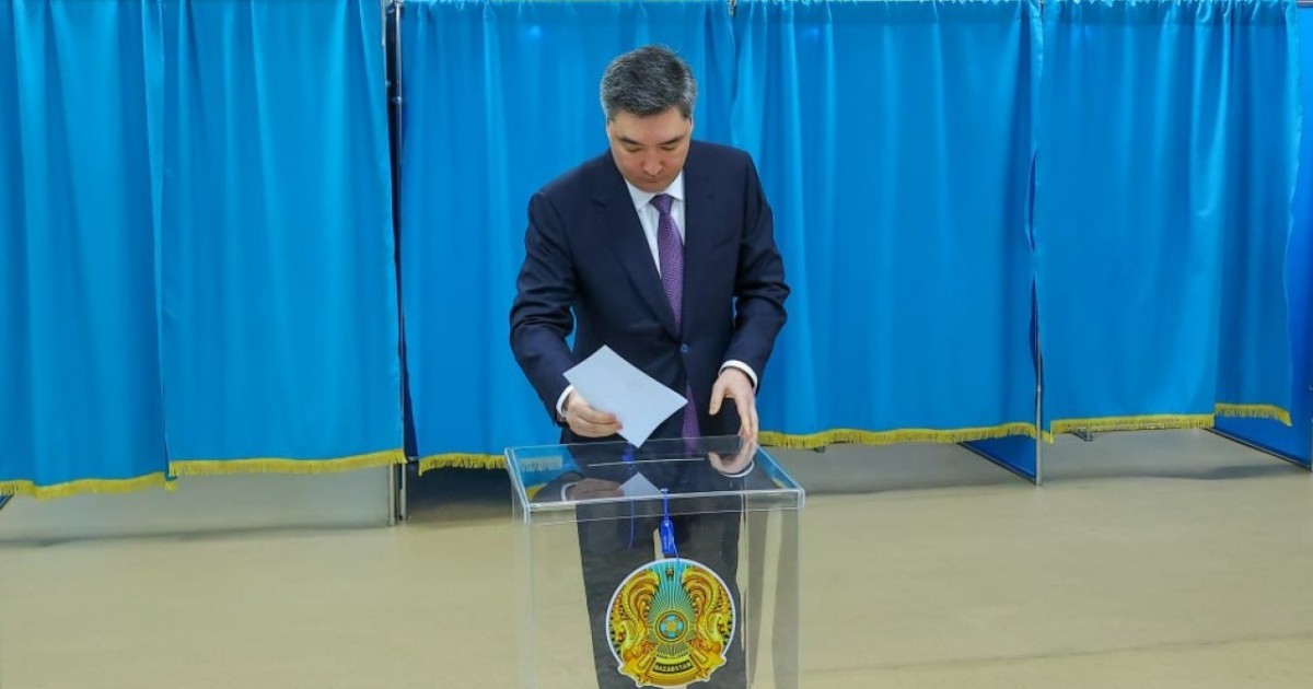 Олжас Бектенов республикалық референдумда дауыс берді