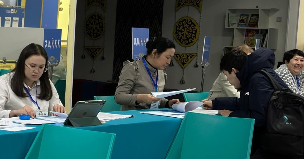 Астанадағы №90 референдум учаскесінде дауыс беру белсенді өтіп жатыр