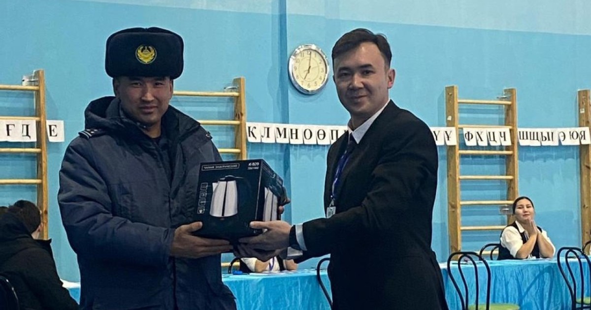 Астанада алғашқы дауыс берген тұрғынға сыйлық табысталды
