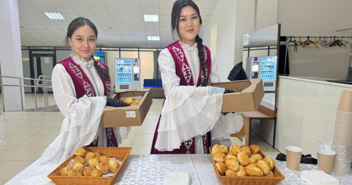 Еуразия Ұлттық университетінде дауыс берушілерге бауырсақ пен тәтті шай ұсынылды