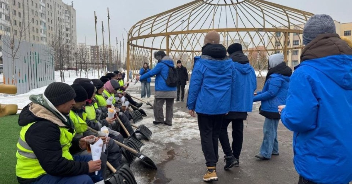 Астанада волонтерлер коммуналдық қызметкерлерге ыстық шай мен бауырсақ таратты