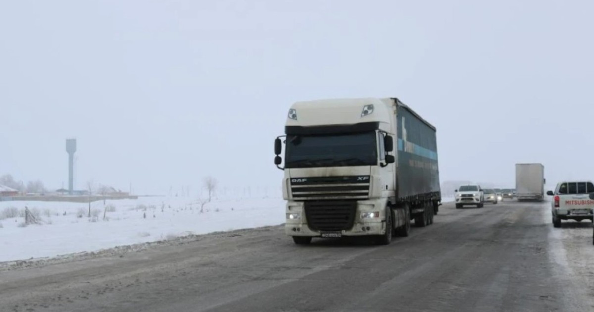 Ақтөбе облысында республикалық жолда 100 тонналық ауыр жүк көлігі құтқарылды