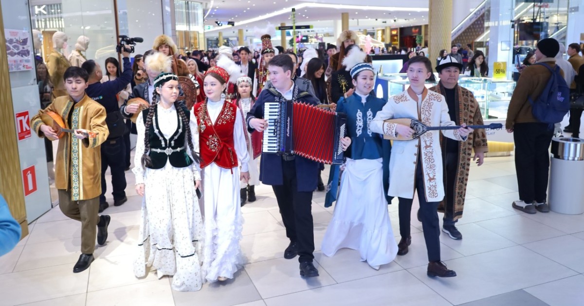 Елордадағы ірі сауда орталығында ұлттық киімдер шеруі ұйымдастырылды