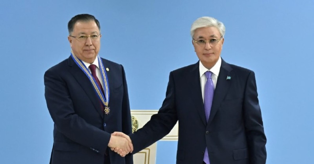 Тоқаев бір топ азаматқа мемлекеттік наградалар табыстады