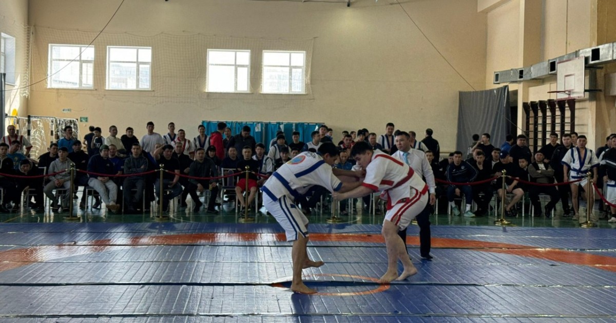 Ұлттық спорт күні: елордадағы мектепте мұғалімдер арасында қазақ күресі ұйымдастырылды