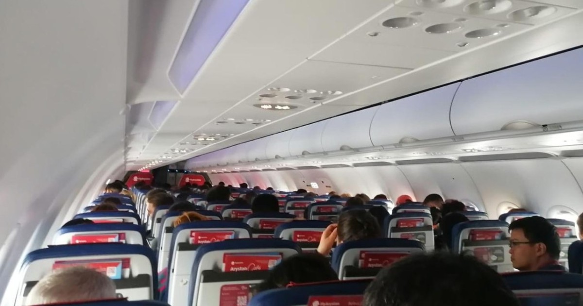 FlyArystan рейсінде жолаушы дәрігерлер жүкті әйелге көмек көрсетті