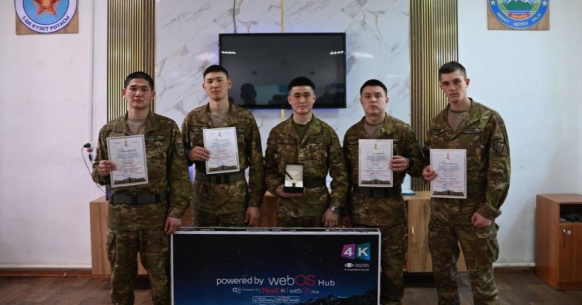 Қорғаныс министрінің орынбасары бірқатар үздік әскери қызметшілерді марапаттады