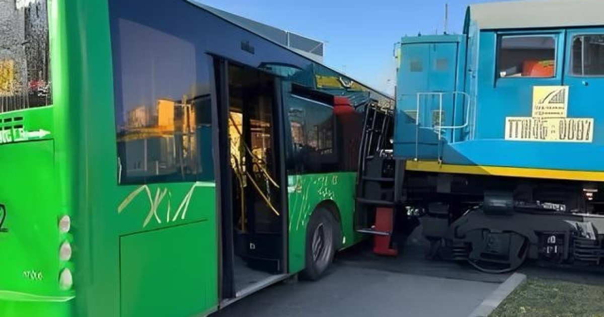 Алматы облысында автобус пойызға соғылды