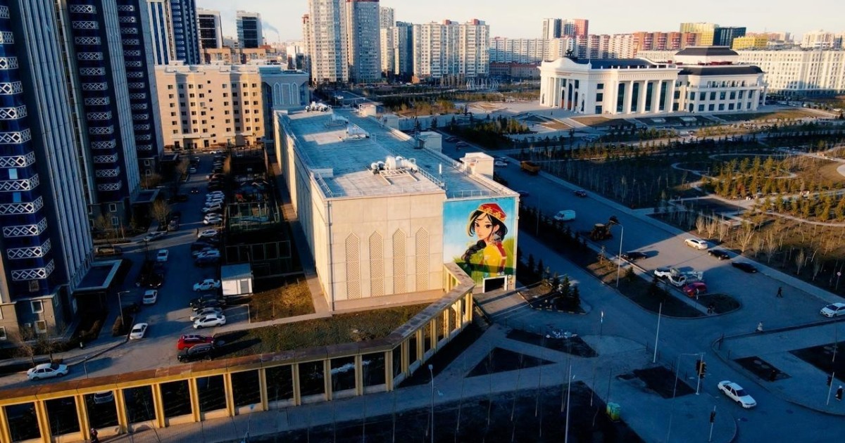 Астанадағы ғимараттың қасбетіне гүлмен көмкерілген қыз баланың бейнесі салынды