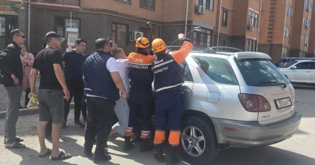 Қызылордада есігі құлыпталған көлікте қалып қойған бала құтқарылды