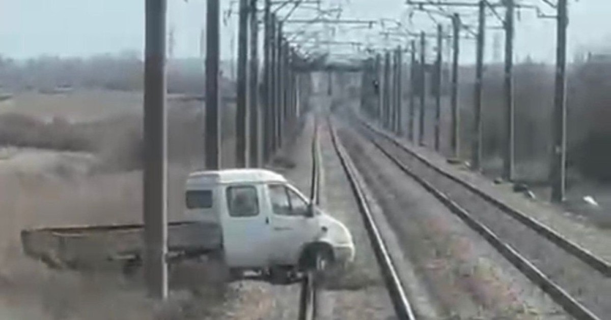 Машинистің қырағылығы: Қарағанды – Астана учаскесінде пойыз бен көлік соқтығыса жаздады