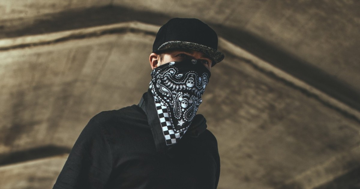 Елімізде қоғамдық орындарда бетті тұмшалауға тыйым салынды