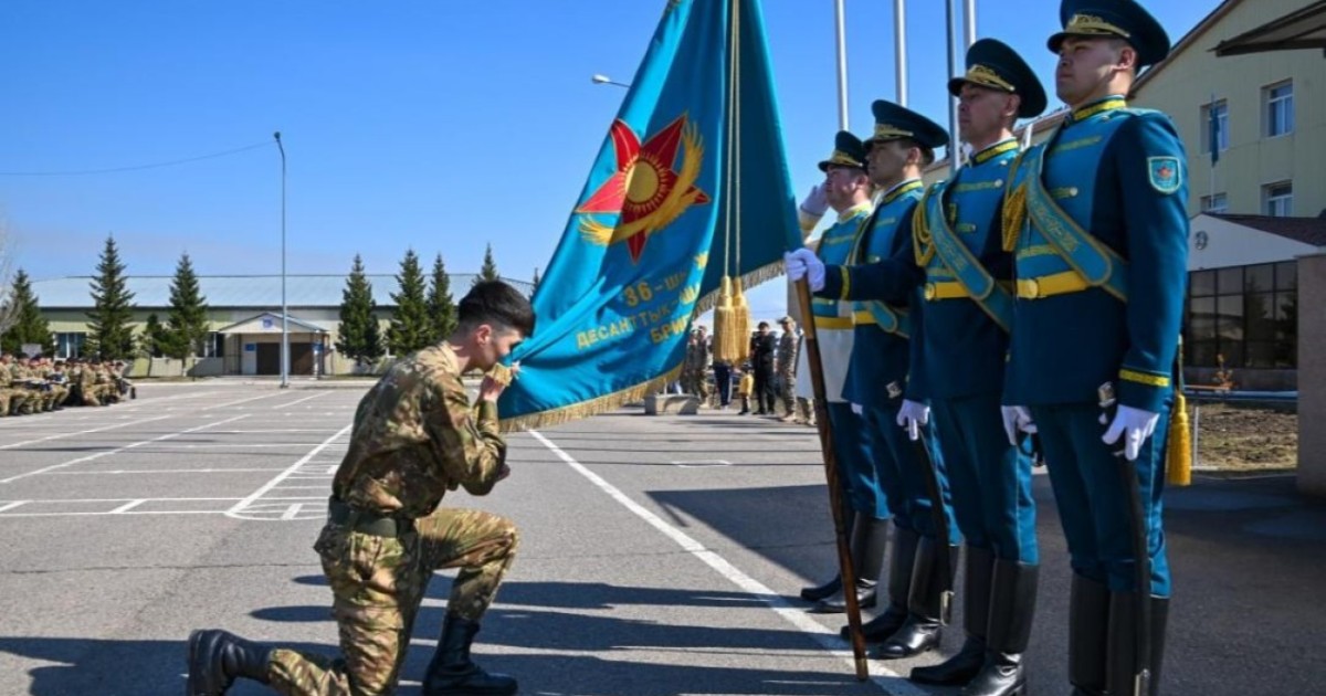 Астанада 140 сарбаз Жауынгерлік тумен қоштасты