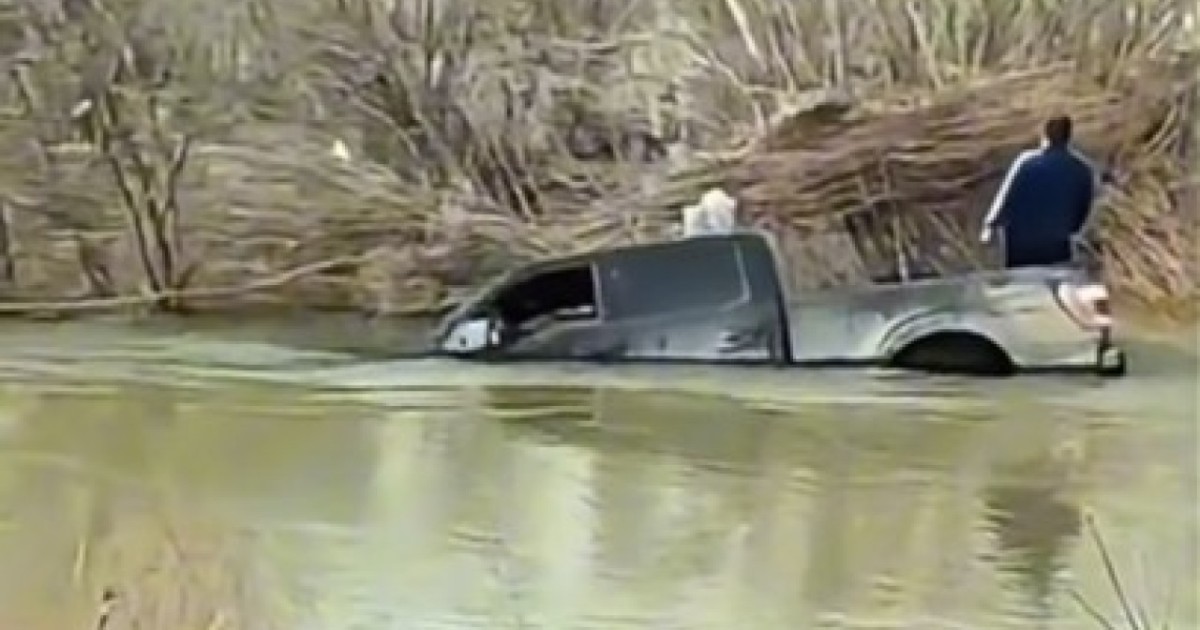 Есіл өзенінде қатты ағыс пикапты 500 метрге дейін алып кетті