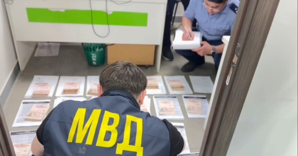 Ақтөбеде ХҚКО-да жалған құжат жасаумен айналысқан ұйымдасқан топ ұсталды