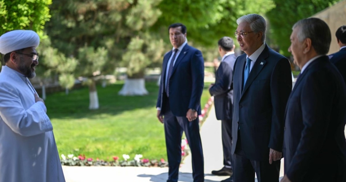 Қасым-Жомарт Тоқаев пен Шавкат Мирзиёев Бахауддин Нақышбанди мемориалдық кешеніне барды