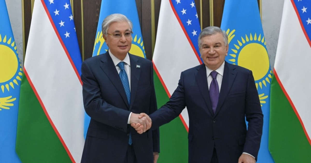 Қасым-Жомарт Тоқаев пен Шавкат Мирзиёев бейресми кездесу өткізді