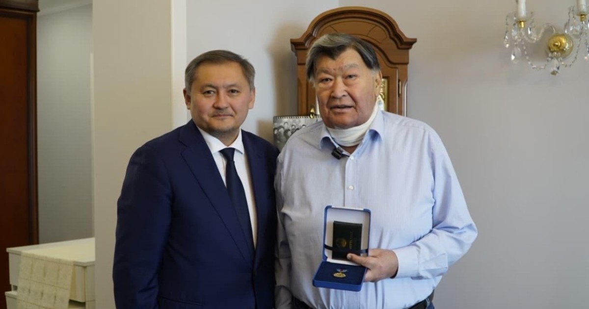 Ғылым қызметкерлері күні: Қайрат Қадыржановқа ҚР Мемлекеттік наградасы табысталды