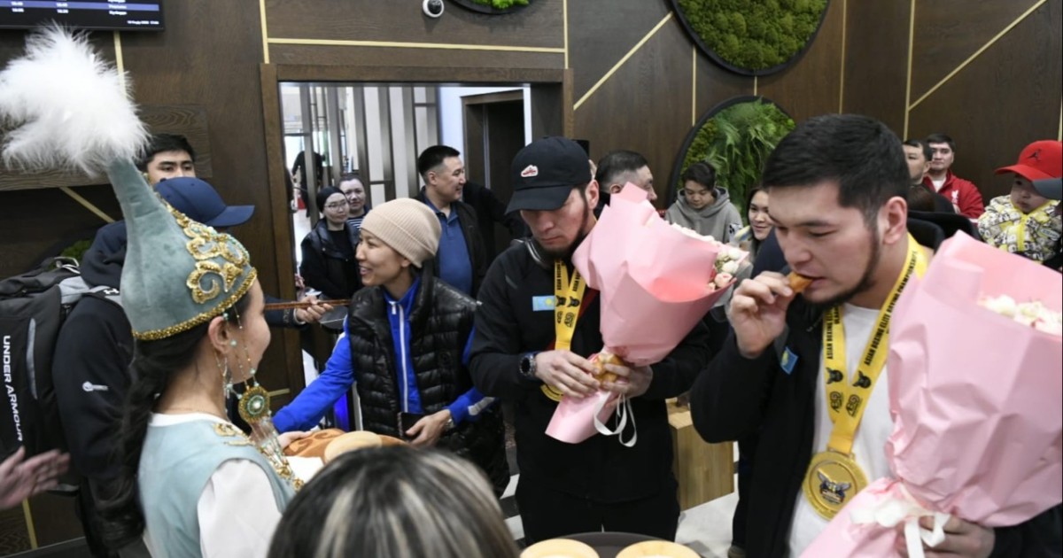 Астаналықтар Азия чемпионатында топ жарған спортшыларды әуежайда қарсы алды