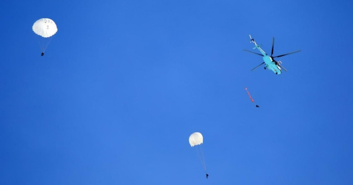 Әскери институттың 30 курсанты алғаш рет түнде парашютпен секірді