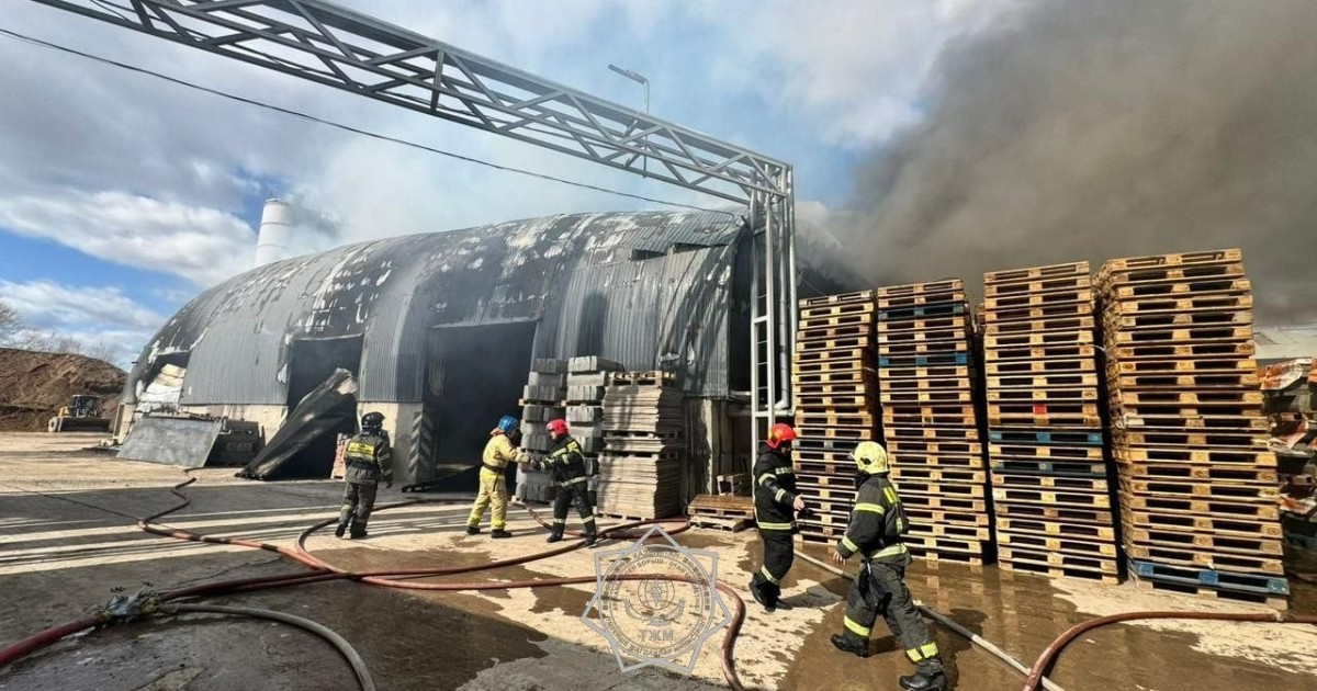 Астанада құрылыс материалдары сақталған қойма өртенді