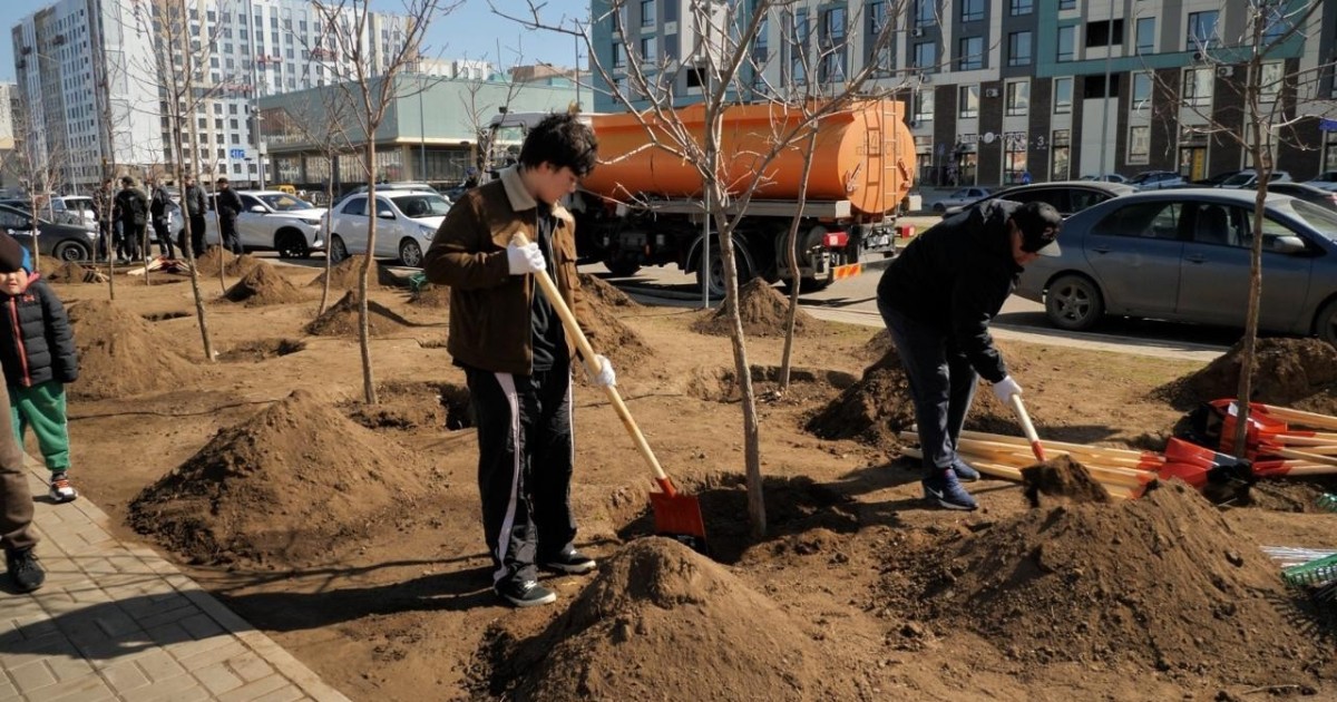 «Таза Қазақстан»: Астанада 5 мың әке мен бала ағаш отырғызды