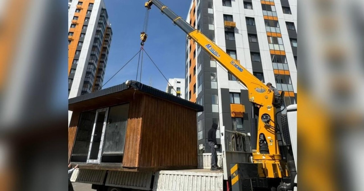 Заң мен тәртіп: Елордада заңсыз орнатылған сауда павильондары бұзылып жатыр