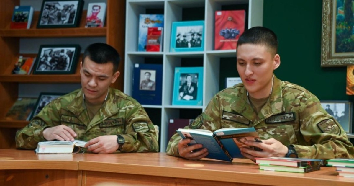 Қазақстан әскерінде жаңа талап: сарбаздар жылына кемінде 5 кітап оқиды