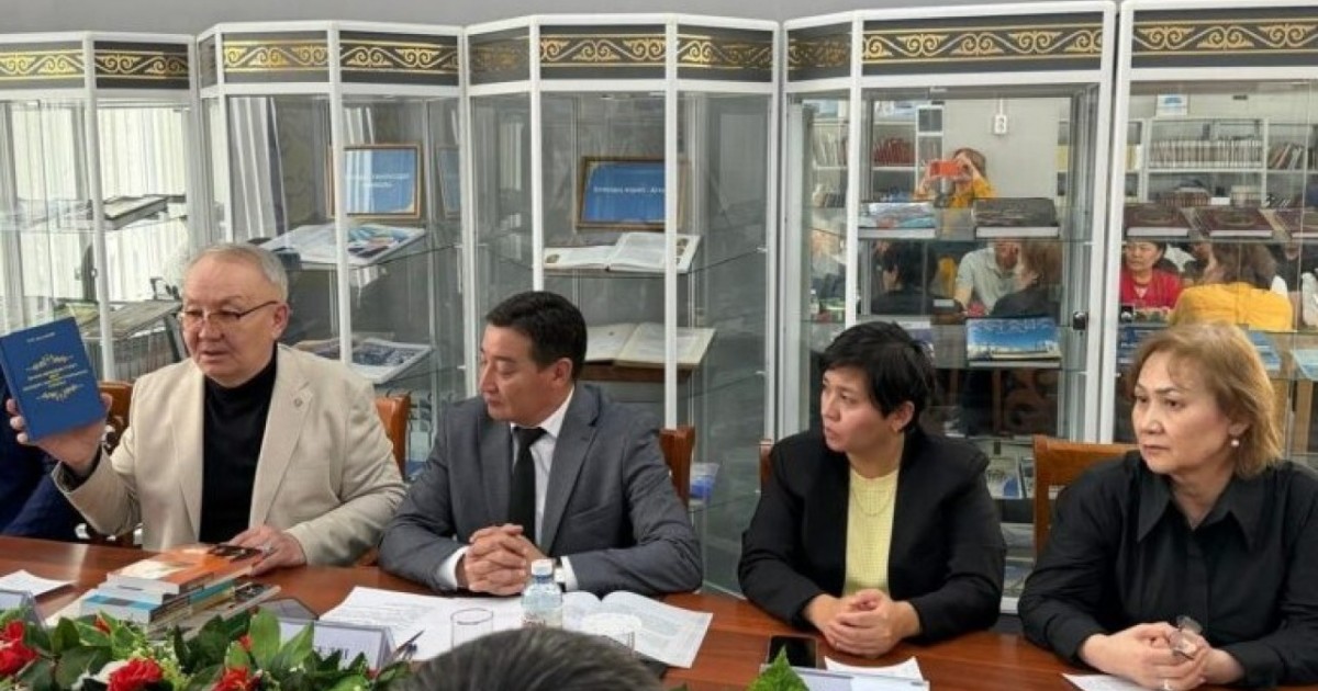 Тарихшы Жамбыл Артықбаев Ұлттық кітап күні қарсаңында жеке қорын архивке тапсырды