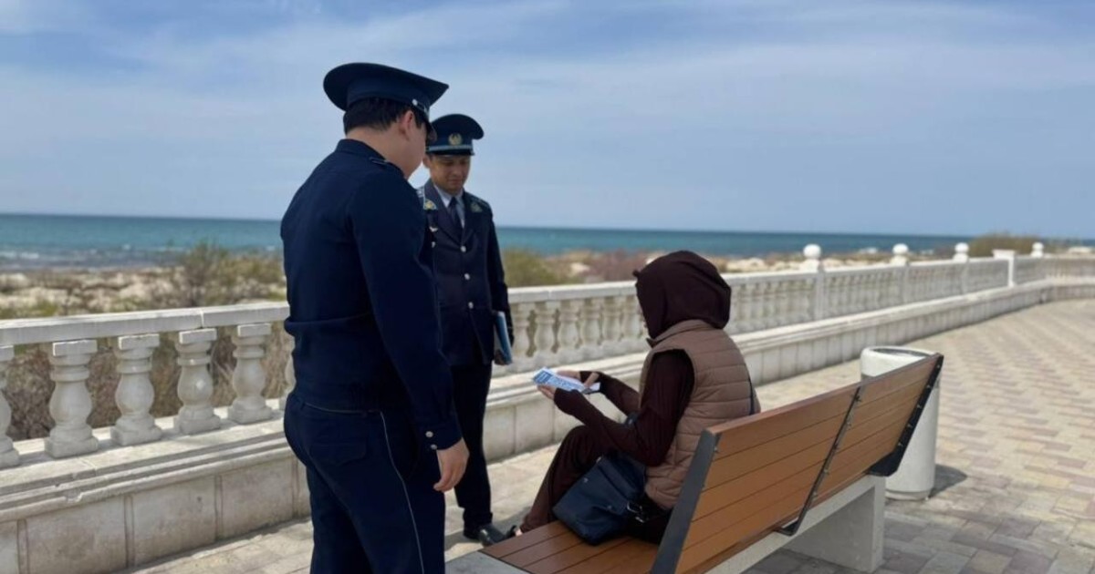 Маңғыстауда полицейлер тұрғындарға бет-әлпетті жабуға қатысты заң талаптарын түсіндірді