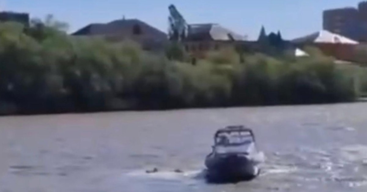 Атырауда көпірден өзенге секірген қыз құтқарылды