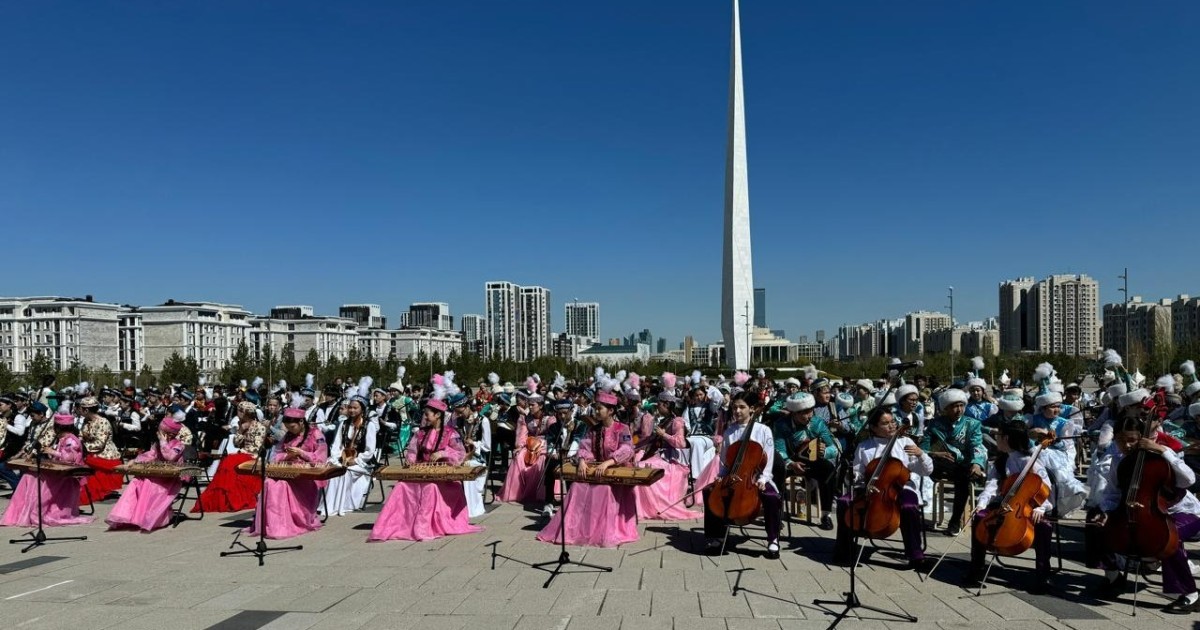 Елордалық 2 мың оқушы Қазақстан халқының бірлігі күніне орай бірегей флешмоб өткізді