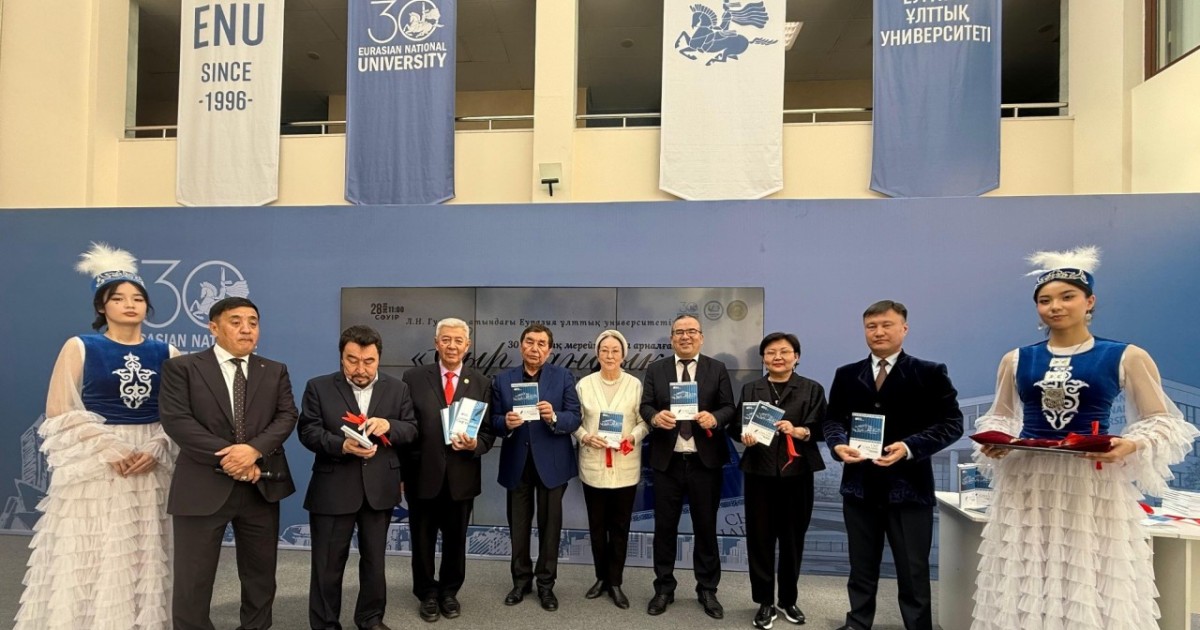 «Сыр сандық»: ЕҰУ 30 жылдығы аясында екі томдық өлеңдер жинағы жарық көрді