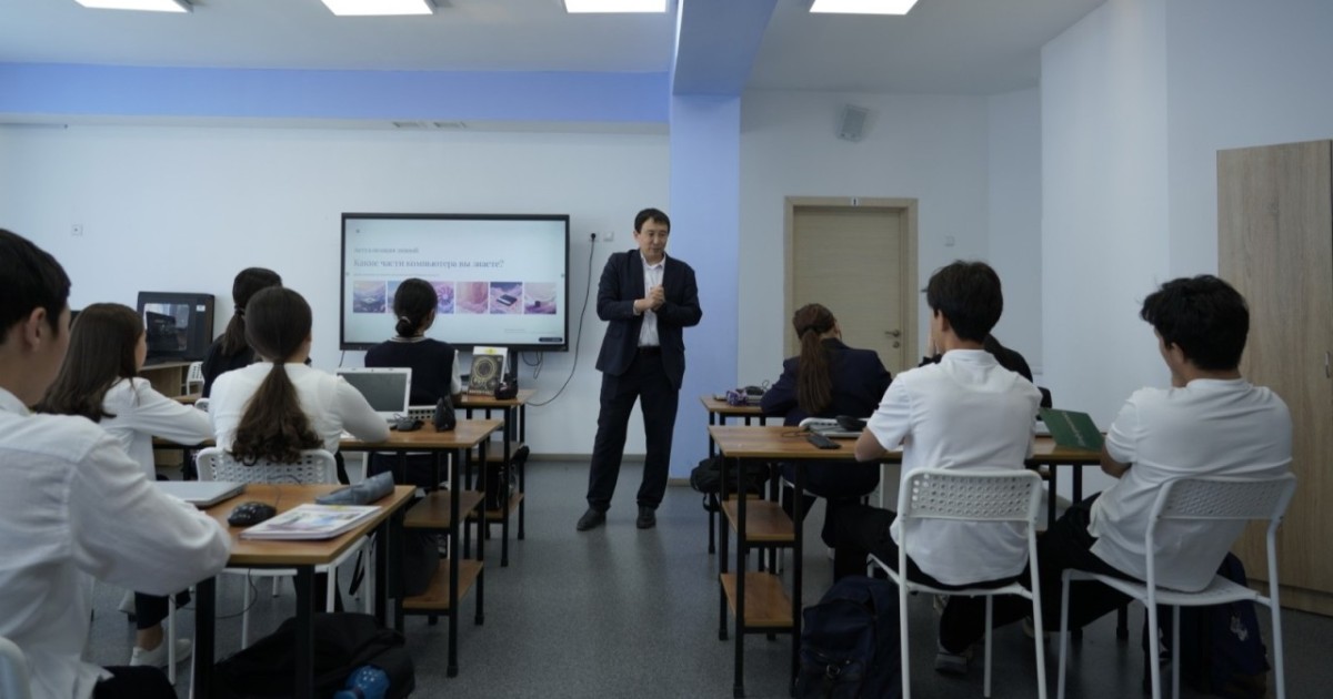 Педагогтер қағаз және электрондық форматта бір мезгілде есеп жүргізу міндетінен босатылады